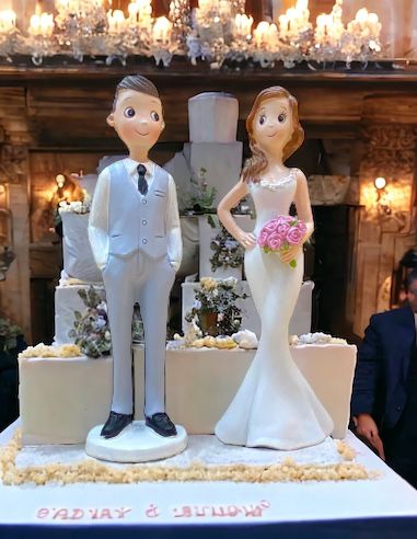 Figurine Couple Jeunes Mariés Homme et Femme en Résine - Dimensions 12 x 7,4 cm