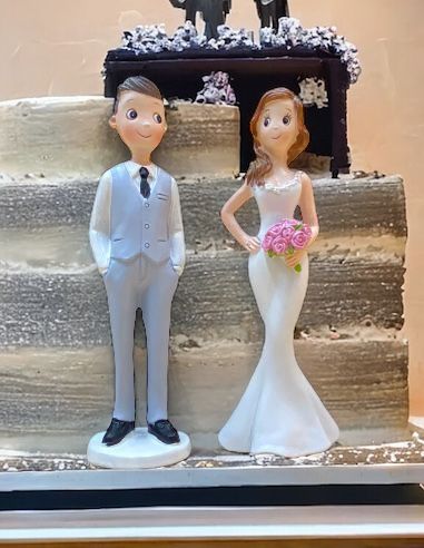 Figurine Couple Jeunes Mariés Homme et Femme en Résine - Dimensions 12 x 7,4 cm