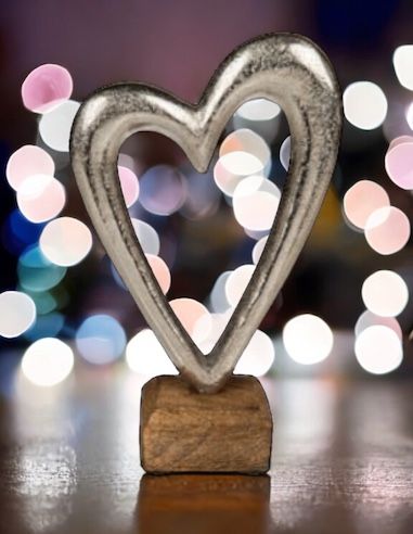 Coeur en Métal sur Socle en Bois / Dimensions : 17 x 11 x 5,5 cm