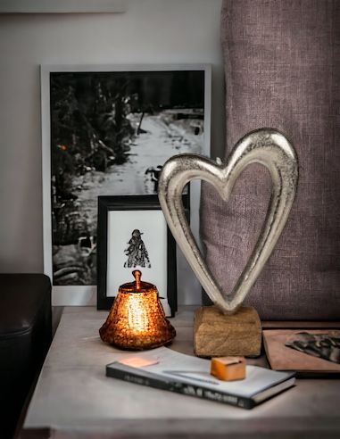 Coeur en Métal sur Socle en Bois / Dimensions : 17 x 11 x 5,5 cm