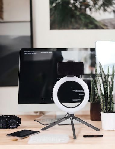 Lampe LED avec Trépied pour Smartphone - Dimensions : 27 x 36 x 50,5 cm