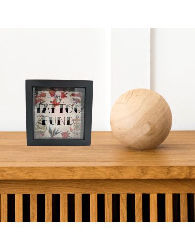 Tirelire en Bois et Verre " Tattoo Fund " - Dimensions : 18 x 18 x 7 cm - Disponible en 2 Modèles