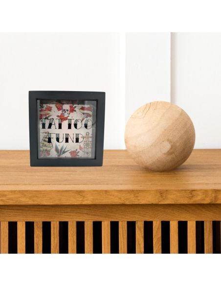 Tirelire en Bois et Verre " Tattoo Fund " - Dimensions : 18 x 18 x 7 cm - Disponible en 2 Modèles