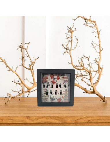 Tirelire en Bois et Verre " Tattoo Fund " - Dimensions : 18 x 18 x 7 cm - Disponible en 2 Modèles