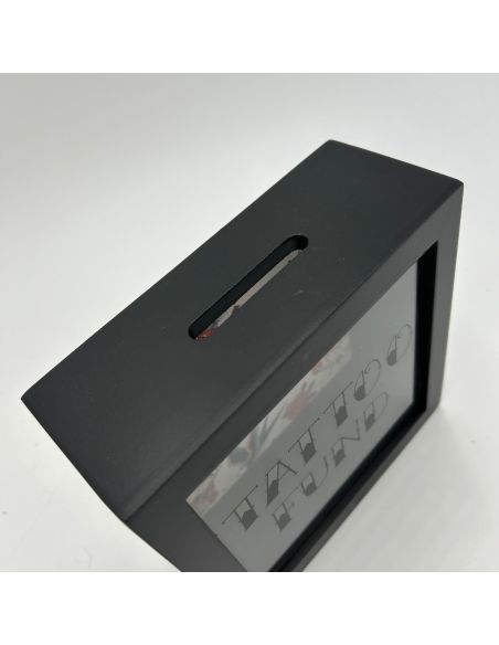 Tirelire en Bois et Verre " Tattoo Fund " - Dimensions : 18 x 18 x 7 cm - Disponible en 2 Modèles