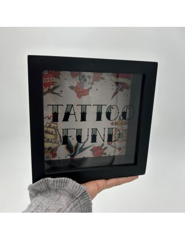 Tirelire en Bois et Verre " Tattoo Fund " - Dimensions : 18 x 18 x 7 cm - Disponible en 2 Modèles