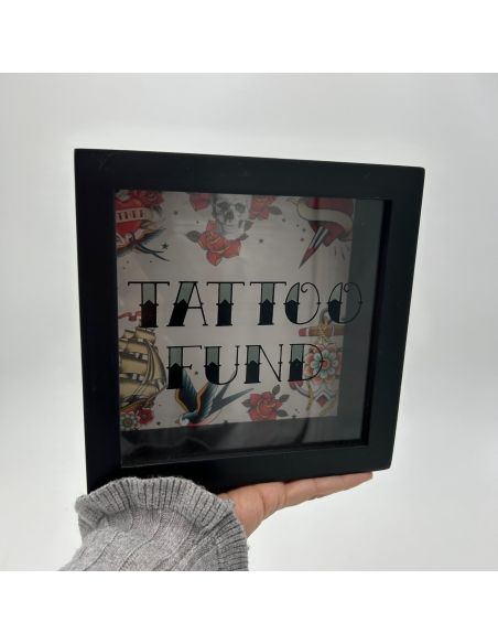 Tirelire en Bois et Verre " Tattoo Fund " - Dimensions : 18 x 18 x 7 cm - Disponible en 2 Modèles