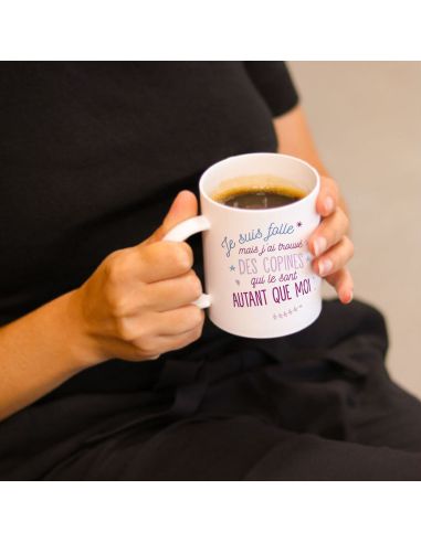 Mug “Je suis folle et fière de mes copines” – Mug humoristique 300 ml en céramique