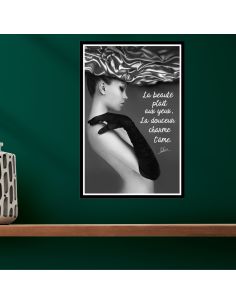 Photographie Mode et Elégante sur Toile Accompagnée d'une Citation de Voltaire: "La beauté" - Dimensions : 60 x 40 cm 2
