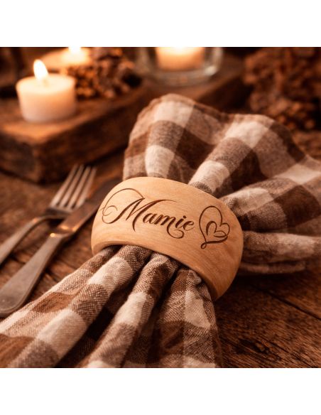 Rond de serviette en bois naturel artisanal gravé "Mamie" – Design épuré