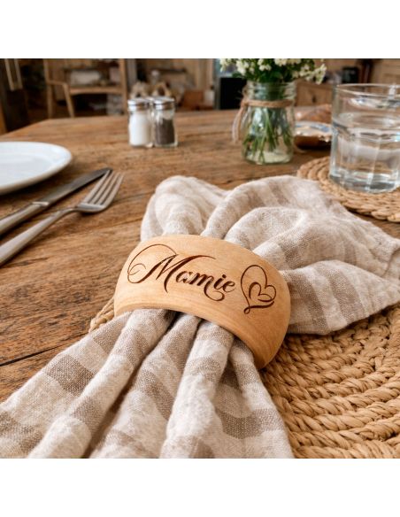 Rond de serviette en bois naturel artisanal gravé "Mamie" – Design épuré